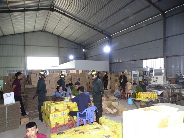 Hàng ngàn chai nước ngọt nghi giả bị tạm giữ_Ảnh: CTV