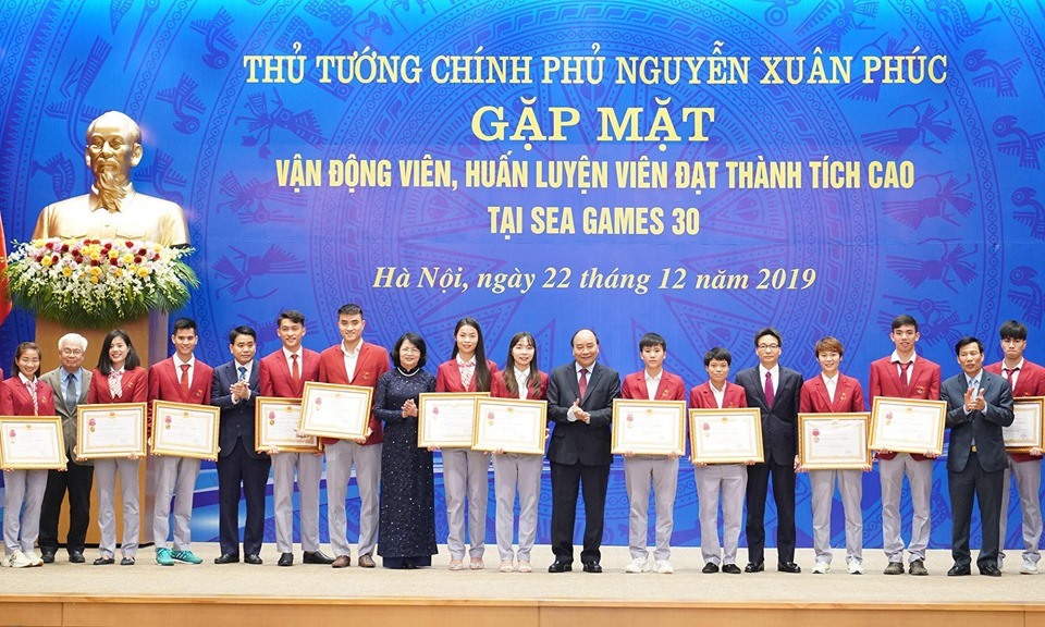 Thủ tướng tặng bằng khen cho các vận động viên, huấn luyện viên. Ảnh: VGP