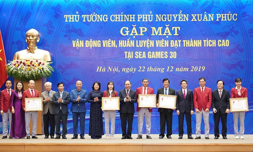 Thủ tướng trao Huân chương Lao động hạng Nhất, Nhì cho các cá nhân, tập thể đạt thành tích xuất sắc. - Ảnh: VGP