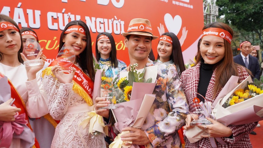 Bảo Thanh cùng các người đẹp tại Ngày Chủ nhật Đỏ.
