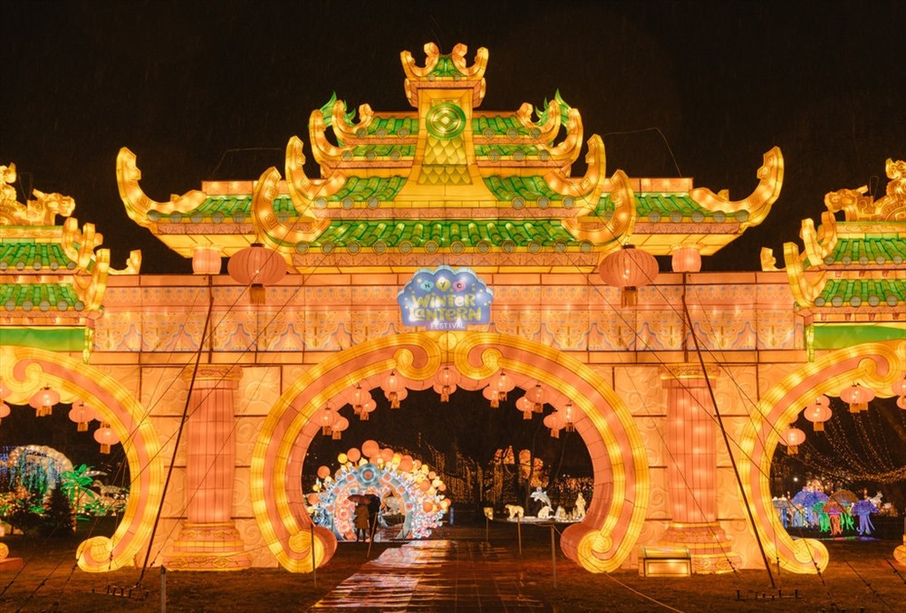 Cổng chào khổng lồ phong cách Trung Hoa cổ đã làm nổi bật lên lễ hội ánh sáng tại Mỹ.