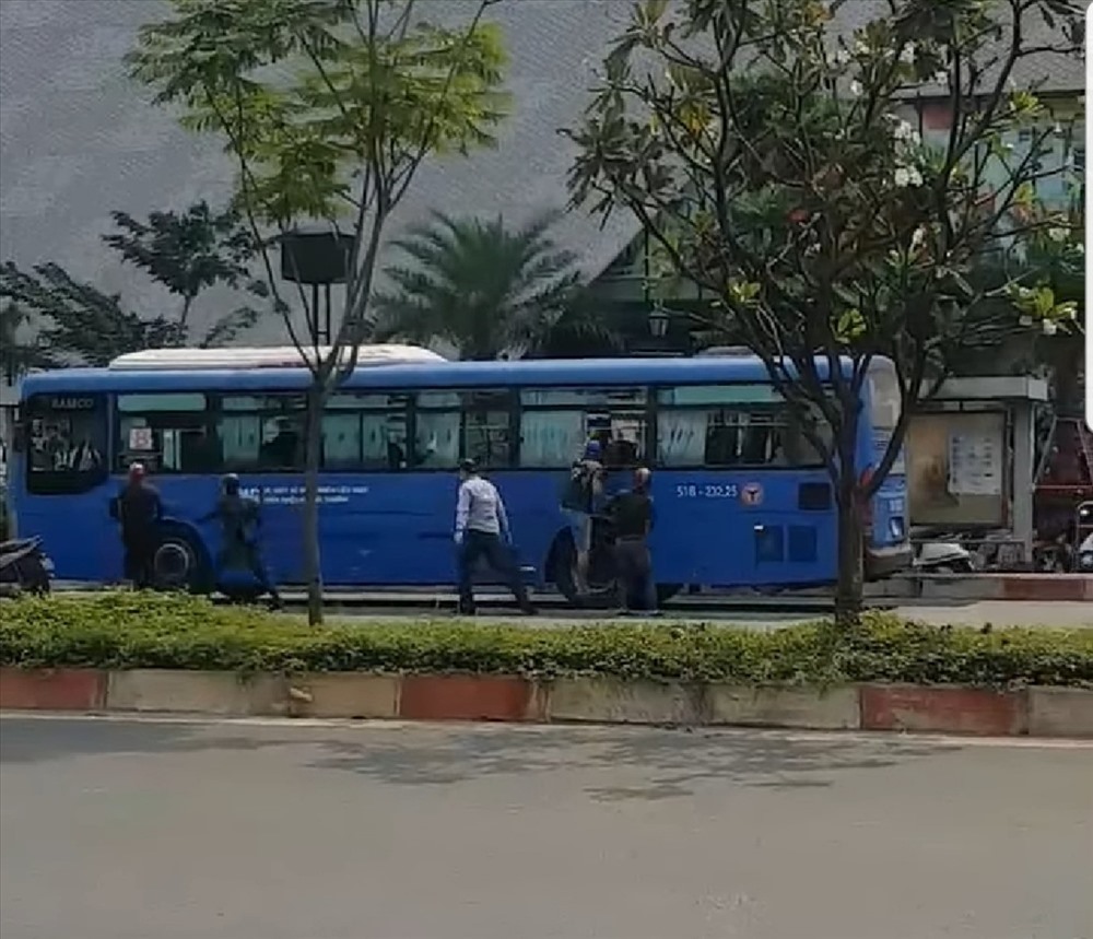 Vụ việc làm nhiều người đi đường hoảng sợ. Ảnh: cắt từ clip