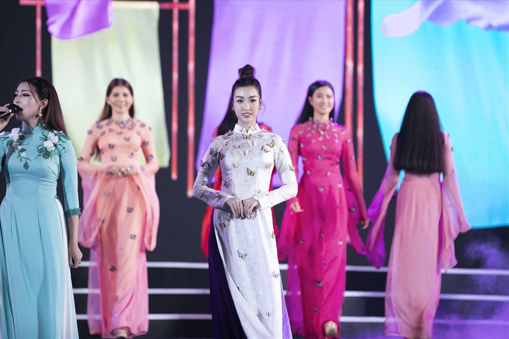 Hoa hậu Đỗ Mỹ Linh và Á hậu Kiều Loan xuất hiện