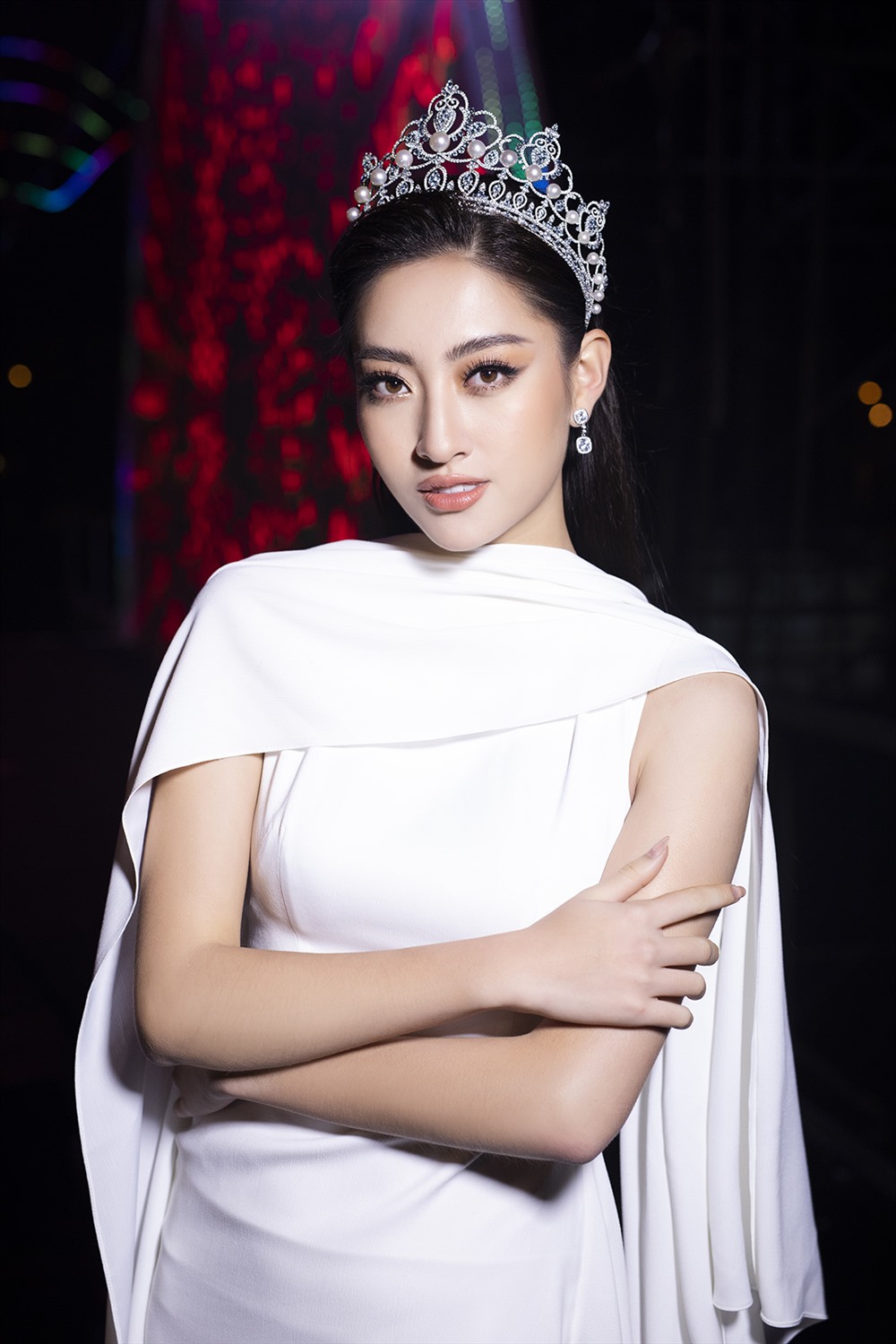 Hoa hậu Lương Thùy Linh đã tranh thủ khoe sắc cùng đàn chị Đỗ Mỹ Linh. Ảnh: SV.