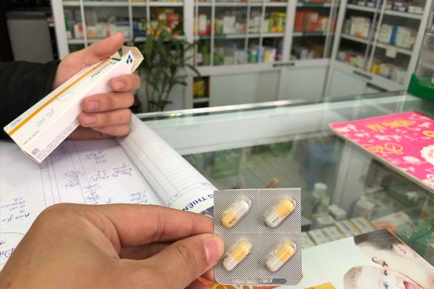 Nhiều cửa hàng thuốc không còn Tamiflu để bán, đây là 4 viên thuốc “còn sót lại” của một cửa hàng thuốc mà phóng viên Lao Động ghi nhận được (ảnh chụp chiều 22.12). Ảnh: Ngô Cường