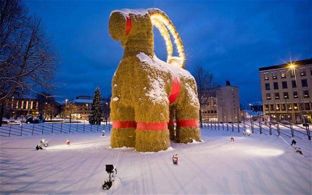 Dê Yule là hình ảnh Giáng sinh truyền thống của Thụy Điển. Ảnh: TF.