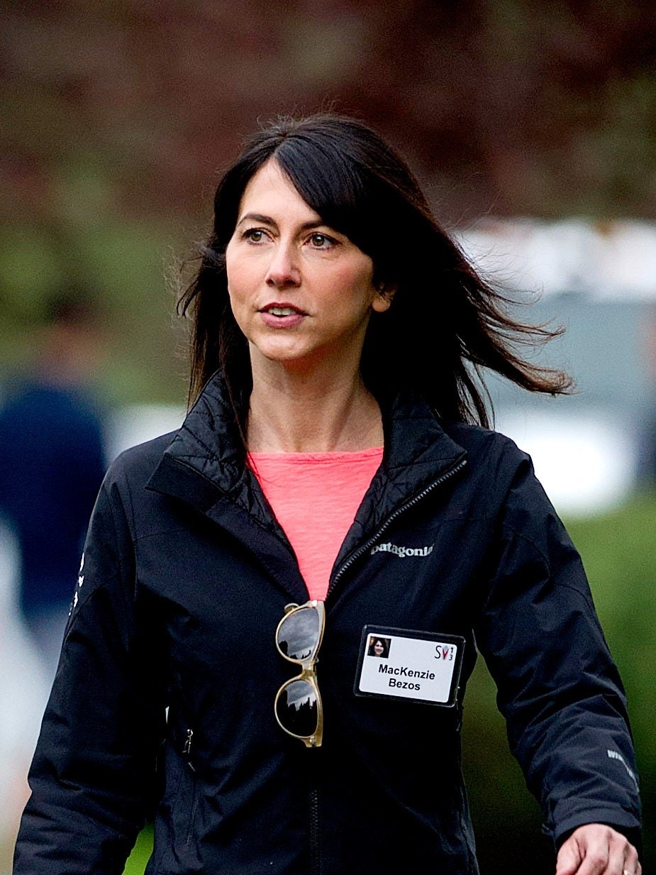 Theo cập nhật đến ngày 22.12, MacKenzie Bezos hiện đang nắm giữ khối tài sản 35,2 tỉ USD. MacKenzie đứng thứ 15 trong top những tỉ phú giàu nhất thế giới.