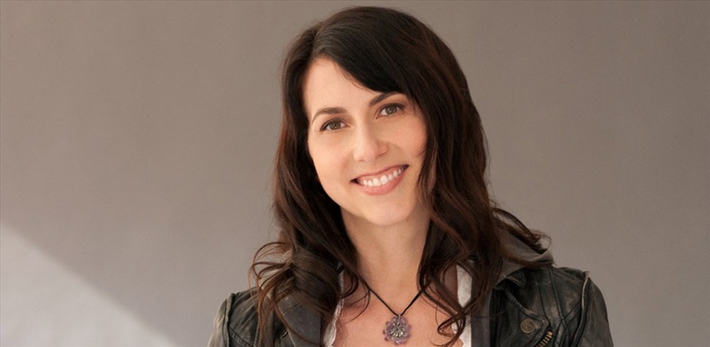 Nguồn tài sản của MacKenzie Bezos đến sau vụ ly hôn giữa bà và người sáng lập Amazon, Jeff Bezos. Tuy nhiên trên thực tế, bà MacKenzie được xem là người có đóng góp lớn cho Amazon từ những ngày đầu. Bà nhận về 25% cổ phần Amazon từ chồng cũ sau khi ly dị.