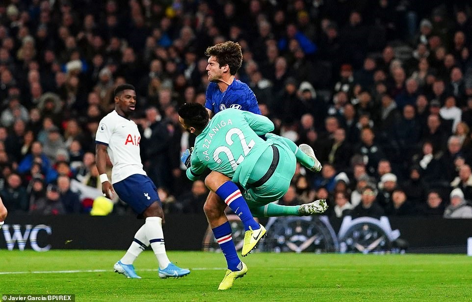 Pha va chạm giữa Gazzaniga và Marcos Alonso dẫn tới quả phạt đền ở cuối hiệp 1. Ảnh: REX.