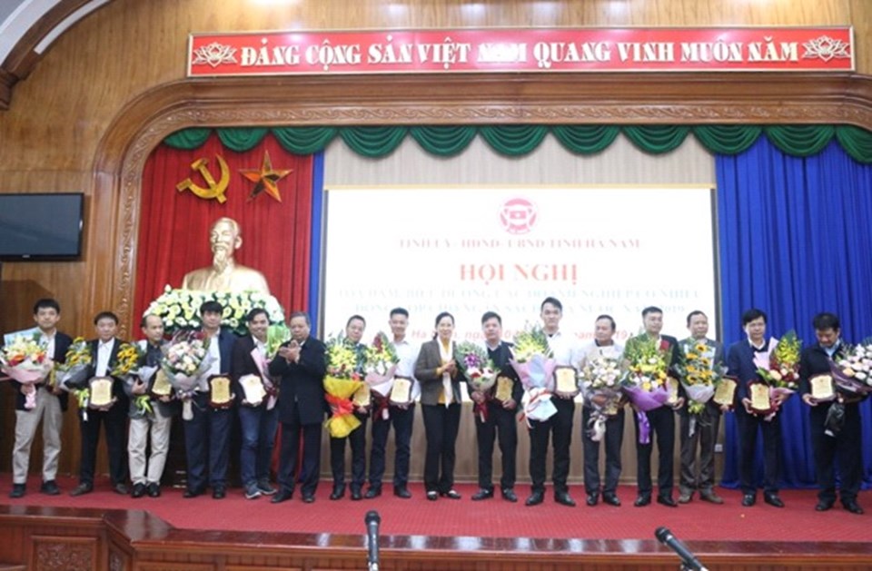 Nhà máy Hà Nam, thuộc Công ty FrieslandCampina tại huyện Phủ Lý, tỉnh Hà Nam vinh dự nhận những giải thưởng cao quý của Nhà nước. Nhà máy Hà Nam, thuộc Công ty FrieslandCampina tại huyện Phủ Lý, tỉnh Hà Nam vinh dự nhận những giải thưởng cao quý của Nhà nước.