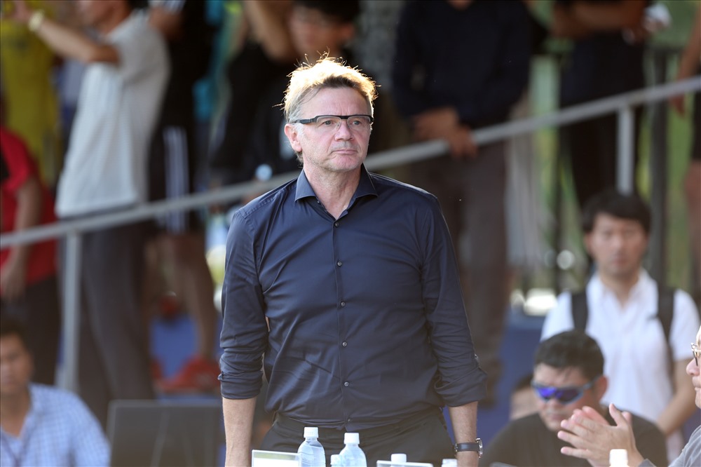 Huấn luyện viên trưởng Philippe Troussier của đội tuyển U19 Việt Nam theo dõi giải đấu với hi vọng tìm ra những tài năng trẻ cho bóng đá Việt Nam. Ảnh: D.P