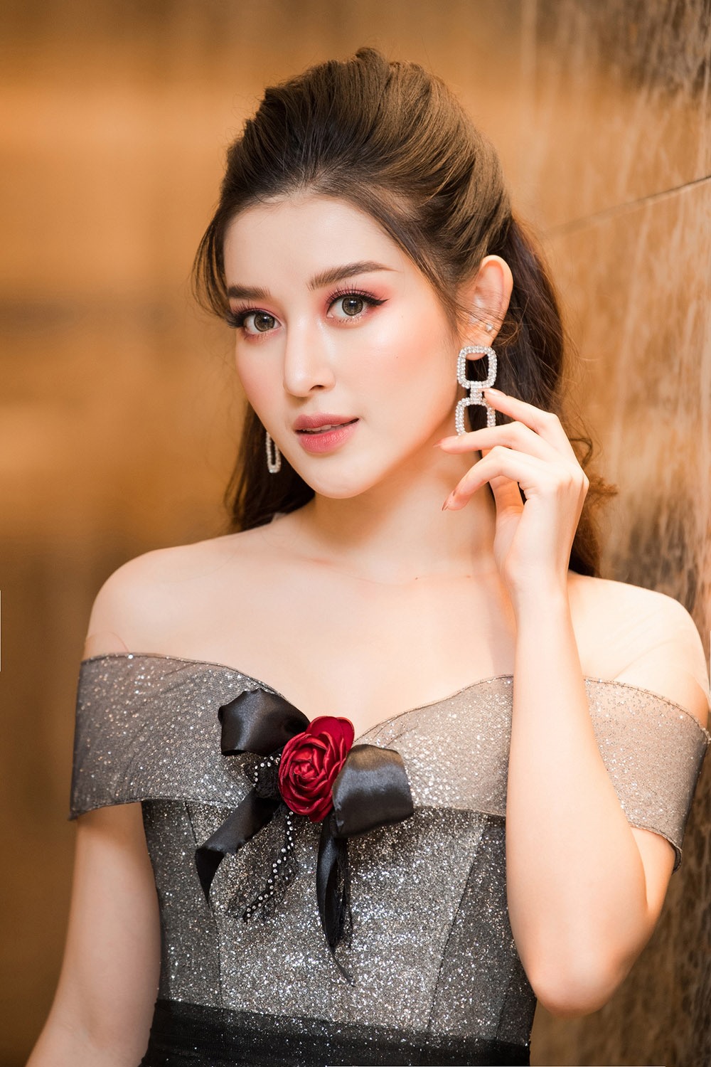 Á hậu Huyền My