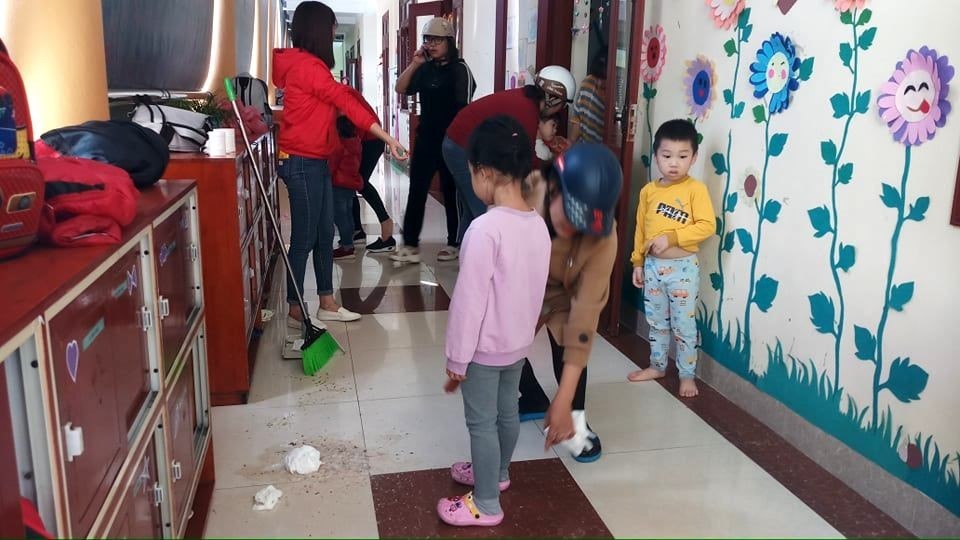 Rất nhiều trẻ bị đau bụng, nôn ọe tại trường. Ảnh: Quách Du