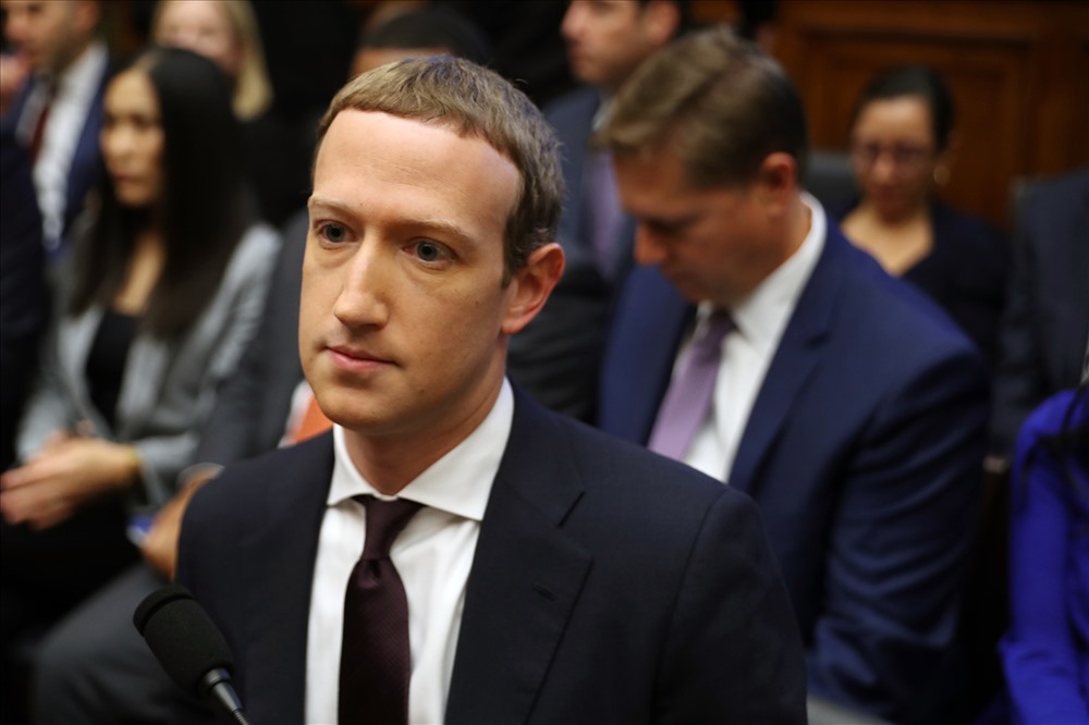 Cụ thể vào năm 2018, ông chủ Facebook là người đen đủi nhất khi mất đến 18,7 tỉ USD năm nay vì những tin tức xấu liên tục bủa vây gã khổng lồ Facebook. Tuy nhiên một năm qua, Mark Zuckerberg đã kiếm được khối tài sản trị giá 22 tỉ USD. Ảnh: Getty Images