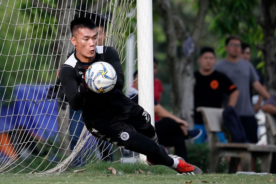 Thủ thành người Thanh Hóa khẳng định sẽ nỗ lực hết mình để cạnh tranh cơ hội tại đội bóng mới. Ảnh: HNFC