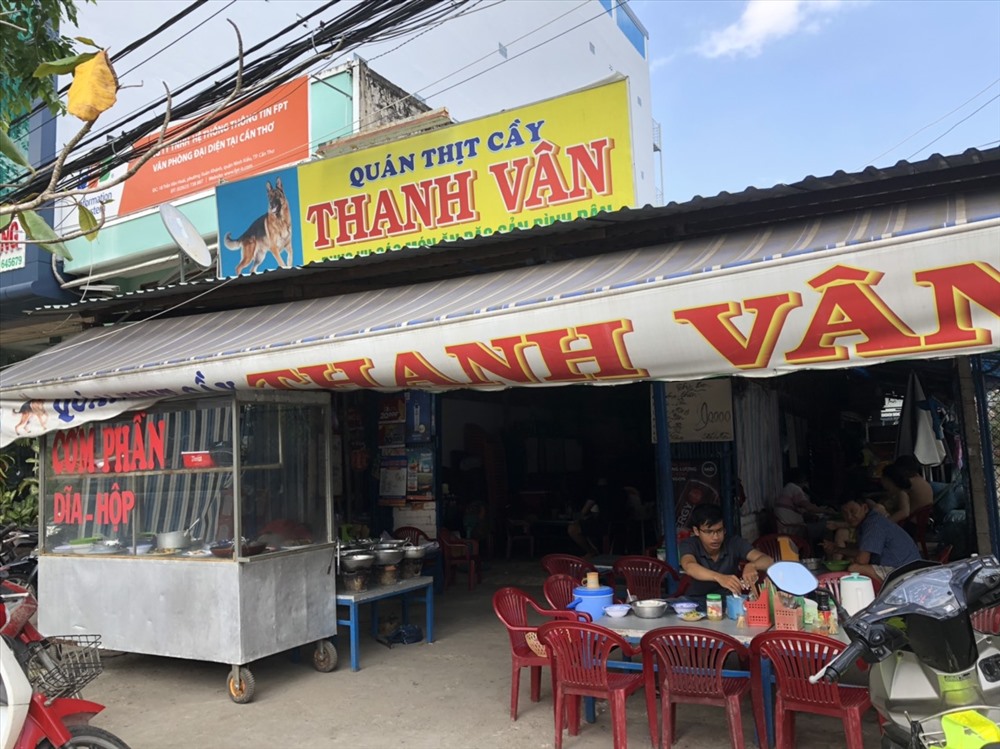 Quán chuyển sang bán thêm cơm phần. Ảnh: S.H