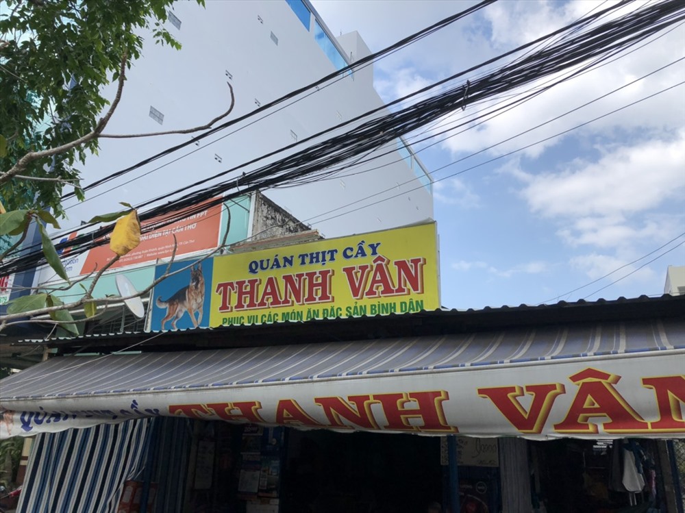 Thanh Vân quán thịt cầy duy nhất còn lại ở đường Trần Văn Hoài. Ảnh: S.H