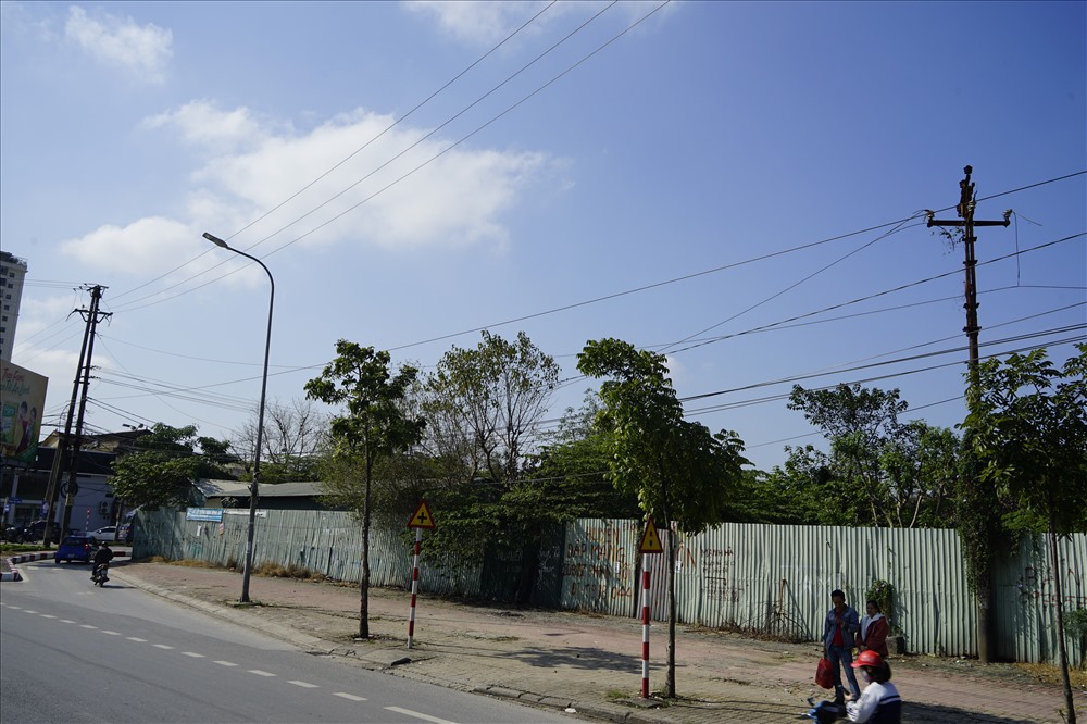 Tháng 12/2007, UBND tỉnh Nghệ An phê duyệt dự án xây dựng trung tâm thương mại, văn phòng cho thuê và căn hộ cao cấp BMC – Vinh – Plaza. Dự án do Công ty Vật liệu xây dựng và Xây lắp thương mại BMC làm chủ đầu tư, được xem là dự án thu hút đầu tư của tỉnh, được bố trí tại khu đất đắc địa, có giá trị sinh lợi rất cao của TP Vinh. Ảnh: QĐ