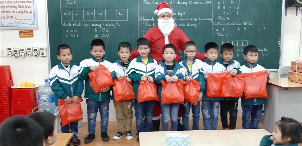 Tất cả học sinh đều đã nhận được quà Noel do Chi hội phụ huynh tổ chức tại các lớp. Ảnh: NVCC
