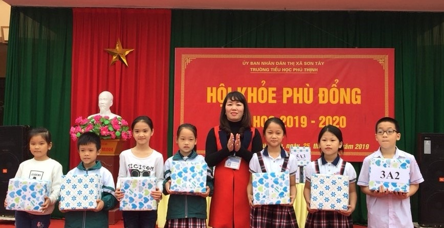 Cô Hiệu trưởng Hà Thanh Hương cùng các em học sinh. Ảnh: NVCC