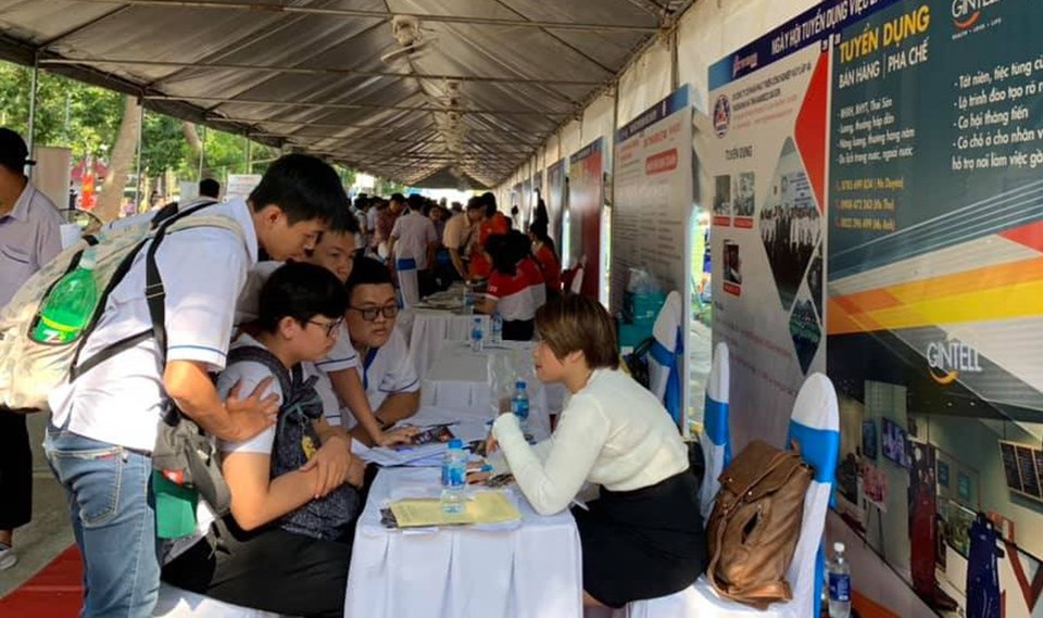 Khi đánh giá một ứng viên tiềm năng cho công việc, phần lớn các nhà tuyển dụng khẳng định kỹ năng mềm quan trọng hơn kỹ năng cứng. Ảnh: QUỲNH NHƯ Khi đánh giá một ứng viên tiềm năng cho công việc, phần lớn các nhà tuyển dụng khẳng định kỹ năng mềm quan trọng hơn kỹ năng cứng. Ảnh: QUỲNH NHƯ