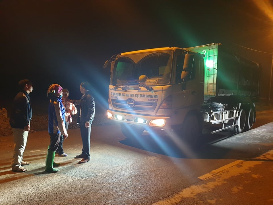 Từ trưa đến đêm ngày 23.12, nhiều người dân xã Nam Sơn và xã Hồng Kỳ (huyện Sóc Sơn, Hà Nội) tập trung phía tỉnh lộ 35, cổng sau hướng vào bãi rác Nam Sơn để chặn đường không để cho xe chở rác vào bãi rác này.