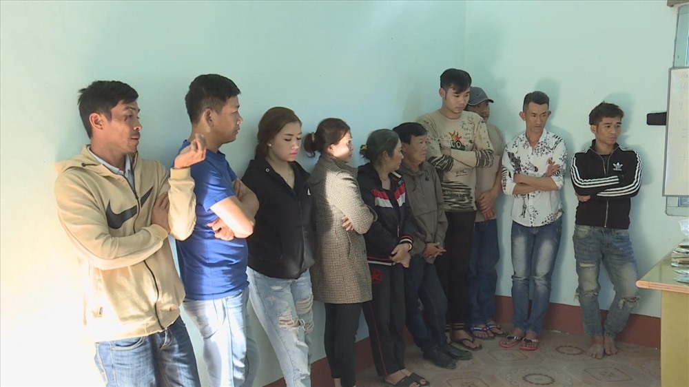 Các đối tượng đánh bạc bị tạm giữ. Ảnh: Công an cung cấp
