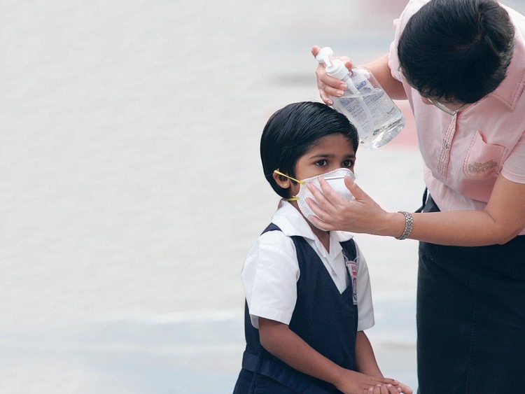 Đeo khẩu trang lọc khí khi ra đường. Ảnh: gulfnews.