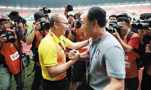 HLV Kim Hak-bum và Park Hang-seo khi gặp nhau tại môn bóng đá nam ASIAD 2018. Ảnh: Chosun.