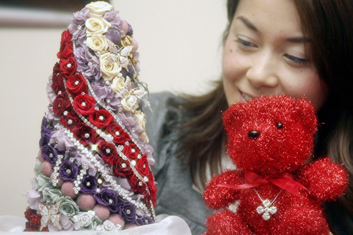 Tuy có kích thuước nhỏ bé nhưng cây thông tại cửa hàng bách hóa Takashimaya ở Nhật Bản năm 2007 lại có giá lên đến 1,75 triệu USD. Sở dĩ, cây thông này có giá đắt đỏ như vậy bởi nó được đính những viên kim cương dọc thân cây. Ảnh: Finance.