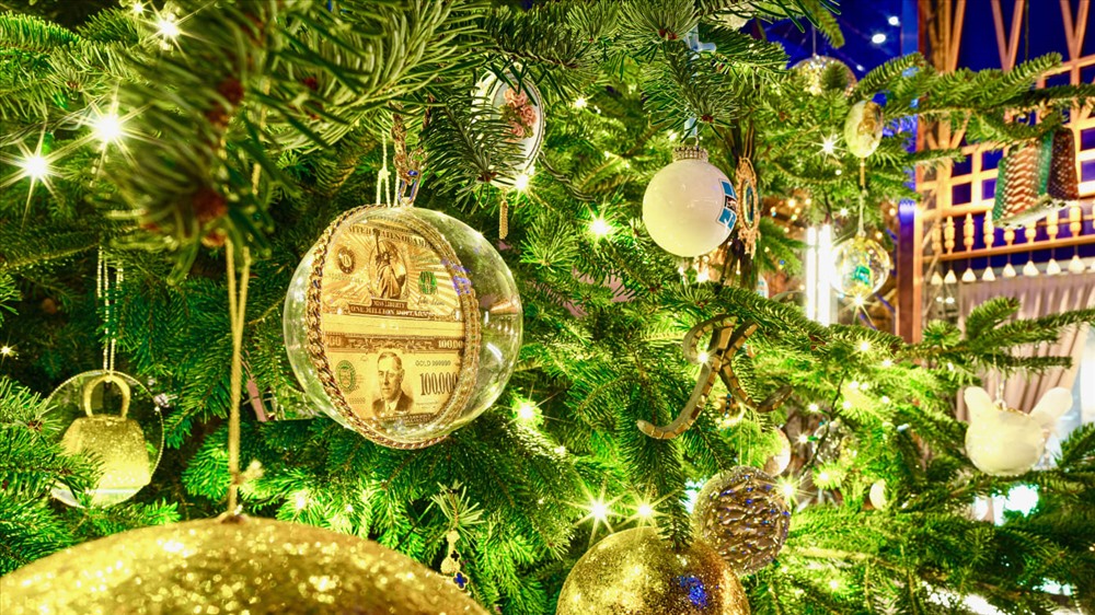 Sở dĩ cây thông Noel này có giá trị lớn tới vậy là do những món đồ trang trí trên cây là những viên kim cương, đá quý hoặc bằng những phụ kiện đến từ những hàng thời trang xa xỉ như Louis Vuitton, Channel,... Ảnh: CNN.