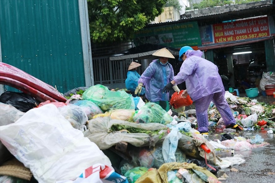Các đơn vị chức năng lên kế hoạch phân luồng, vận chuyển rác thải tạm thời. Ảnh: Hải Nguyên