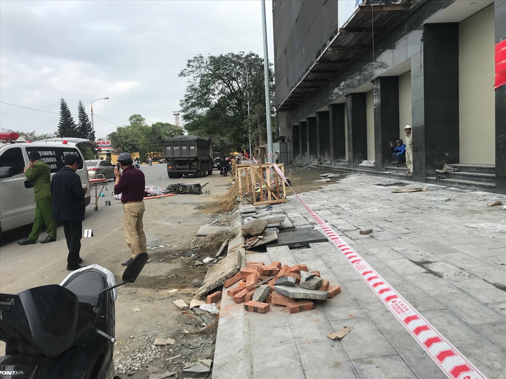 Theo nhân chứng vụ tai nạn, nữ sinh bị trượt ngã khi đi qua đoạn đường có nhiều cát, vật liệu xây dựng của tòa nhà đang thi công. Ảnh PV