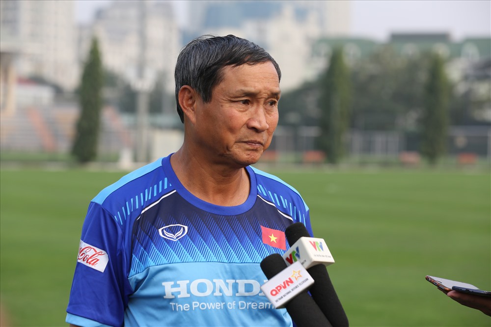 Huấn luyện viên Mai Đức Chung trả lời giới truyền thông trong ngày tập luyện đầu tiên. Ảnh: NGUYỄN NAM
