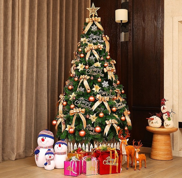 Dịch vụ cho thuê cây thông Noel đắt khách. Ảnh TL