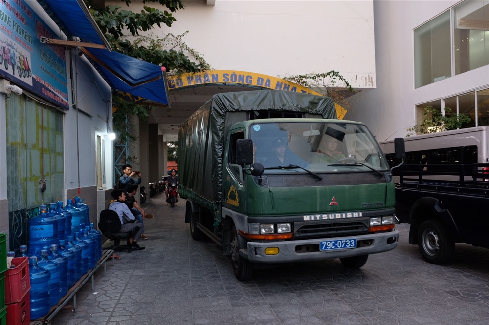 Lực lượng chức năng khám xét tại trụ sở Công ty CP Sông Đà Nha Trang. Ảnh: V.H