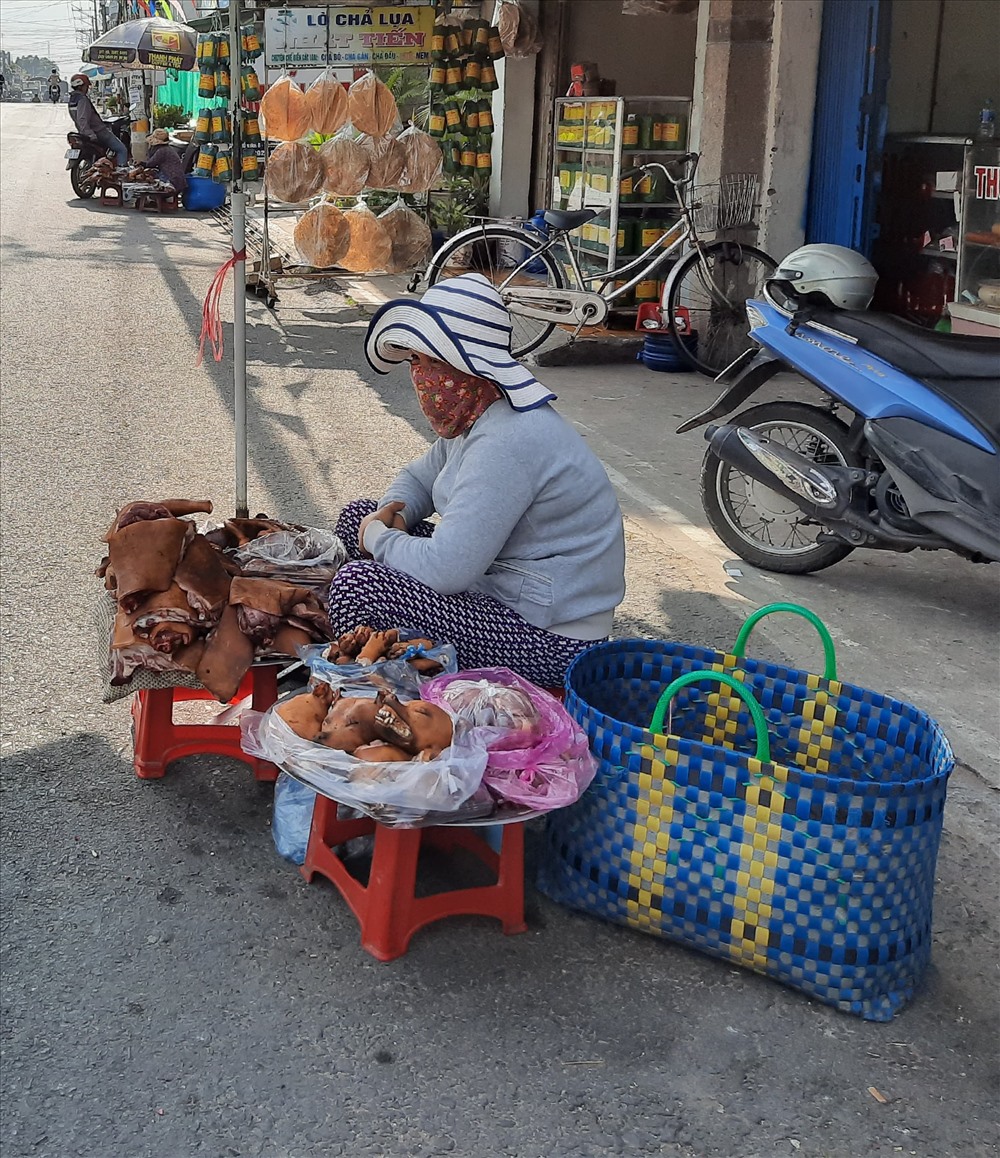 Một người bán thịt chó di động ở chân cầu Kênh B. Ảnh: P.A