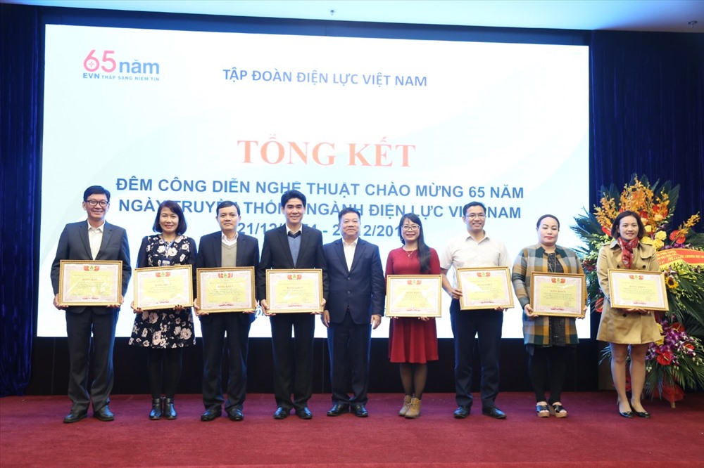 Đồng chí Khuất Quang Mậu - Chủ tịch Công đoàn Điện lực Việt Nam trao tặng Bằng khen cho công đoàn các đơn vị. Ảnh: N.L