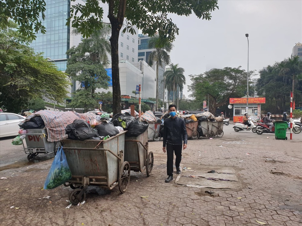 Điều này khiến cho những người dân đi bộ qua khu vực này phải nín thở và đi thật nhanh.