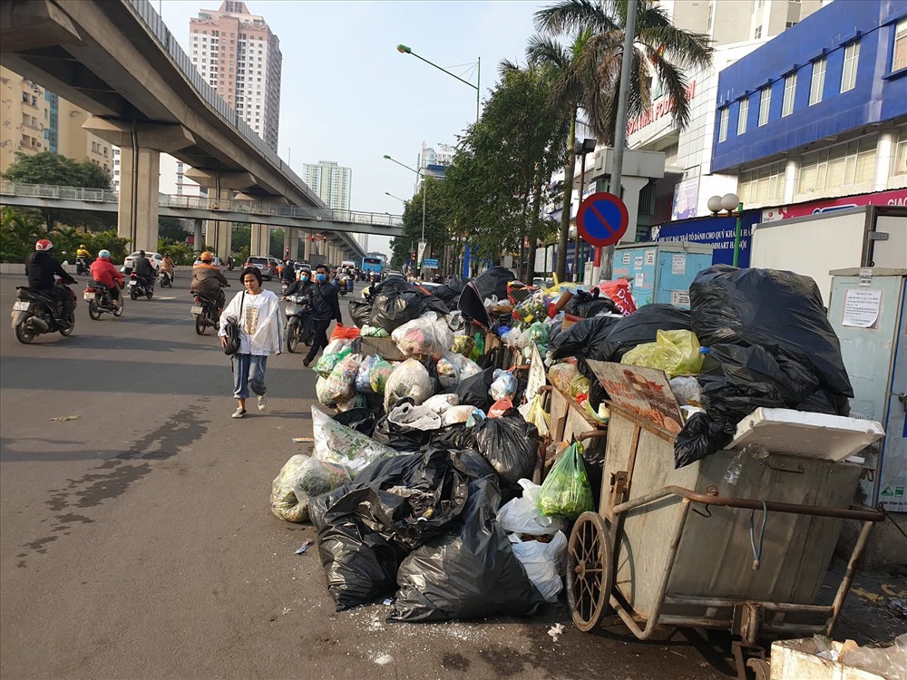 Vỉa hè bị chặn, người dân buộc phải đi xuống dưới lòng đường, tiềm ẩn rất nhiều nguy hiểm.