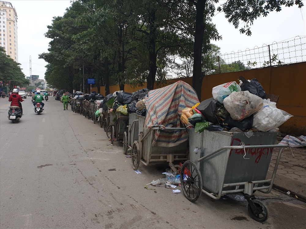 Trước sự việc một số người dân chặn xe vận chuyển rác vào Khu liên hiệp xử lý chất thải Nam Sơn (huyện Sóc Sơn), Ban Duy tu các công trình hạ tầng kỹ thuật đô thị (Sở Xây dựng) Hà Nội đã ban hành Thông báo Kế hoạch điều chỉnh phân luồng vận chuyển rác thải tạm thời. Ảnh: Phạm Đông