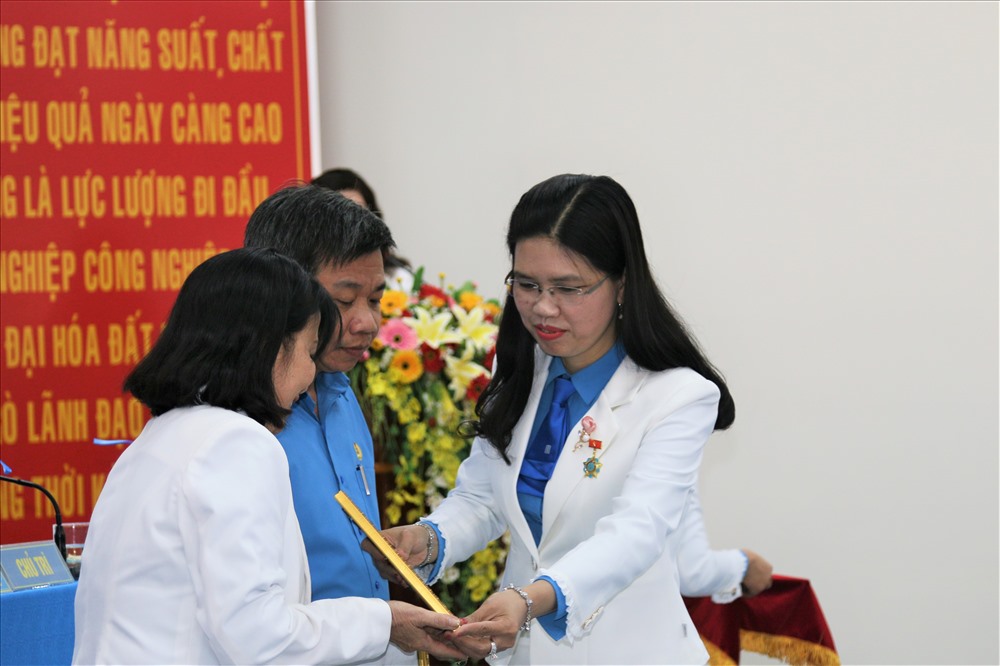 Đồng chí Trần Lệ Nhung trao bằng khen của BCH LĐLĐ tỉnh  cho các tập thể, cá nhân có thành tích xuất sắc trong hoạt động Công đoàn năm 2019. Ảnh; B.T