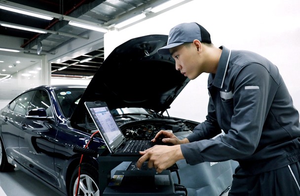 Kỹ thuật viên chăm sóc và bảo dưỡng xe BMW được chính BMW đào tạo.