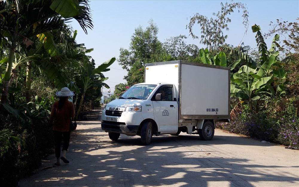 Xe ô tô và người dân phải tìm đường khác sang Đồng Nai khi bến đò tạm ngưng hoạt động. Ảnh: Đình Trọng
