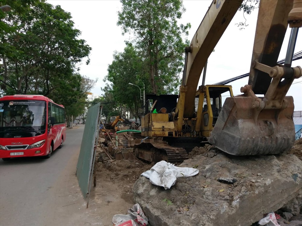 Lô cốt áng ngữ giữa đường Nguyễn Văn Hưởng (quận 2). Ảnh: M.Q