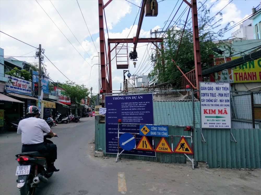 Một lô cốt chiếm hơn nửa lòng đường Phạm Thế Hiển (quận 8). Ảnh: M.Q