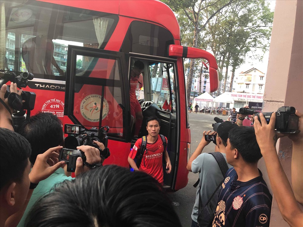 Nhằm giúp các cầu thủ tập trung tối đa cho các buổi tập, huấn luyện viên Park Hang-seo đã “thiết quân luật” để các học trò của mình nhanh chóng di chuyển vào sân để chuẩn bị cho buổi tập đầu tiên. Ảnh: Đ.T