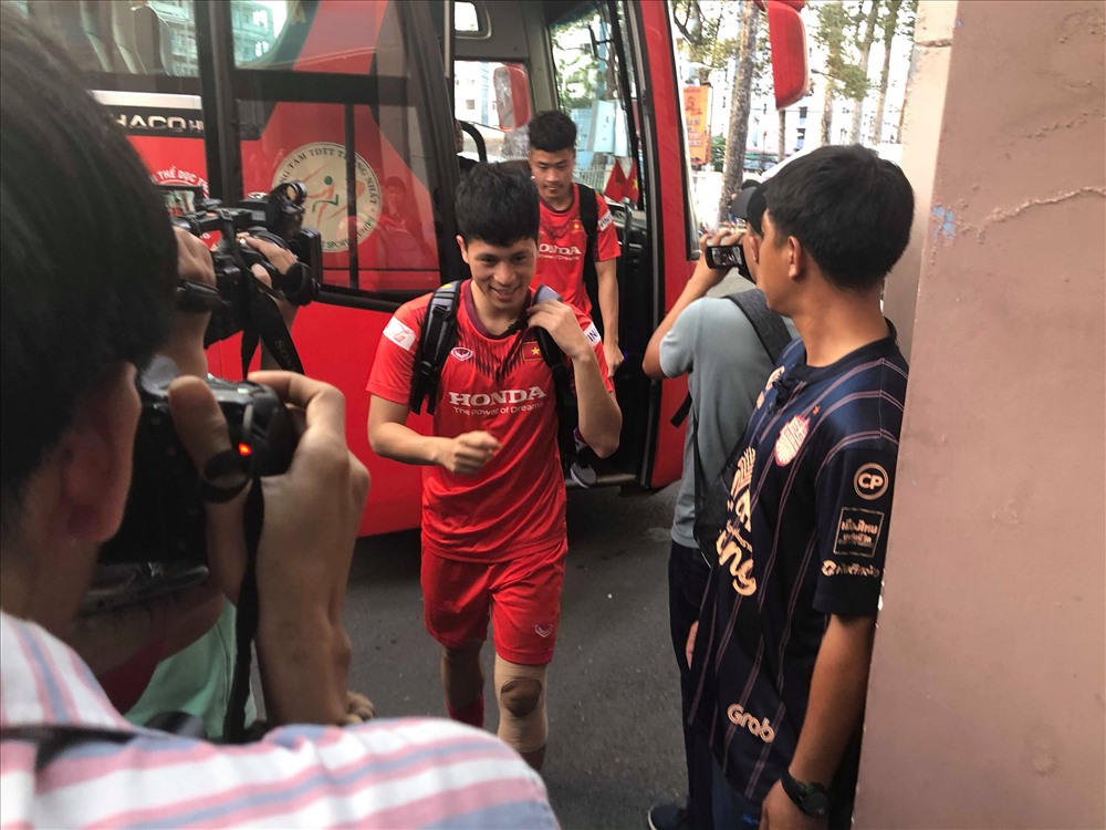 Trung vệ Đình Trọng vẫn chưa hồi phục hoàn toàn chấn thương, đầu gối của anh vẫn còn phải băng bó cẩn thận tránh những rủi ro trong buổi tập. Ảnh: Đ.T
