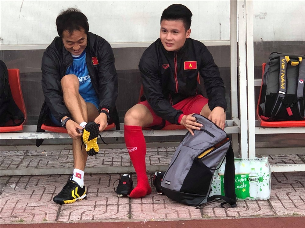 Theo yêu cầu của ông Park, U23 Việt Nam chỉ có ít phút mang giày để ra sân luyện tập. Ảnh: Đ.T