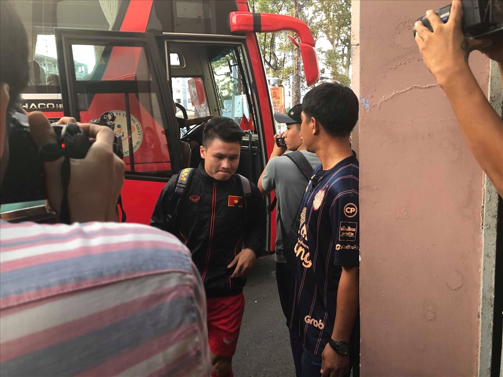Quang Hải xuống xe và ngay lập tức thoát ra khỏi vòng vây báo chí để di chuyển vào sân. Ảnh: Đ.T